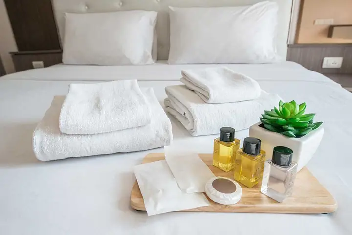 Amenities Khách Sạn Là Gì? Bộ Đồ Dùng Tiêu Chuẩn & Vai Trò Quan Trọng
