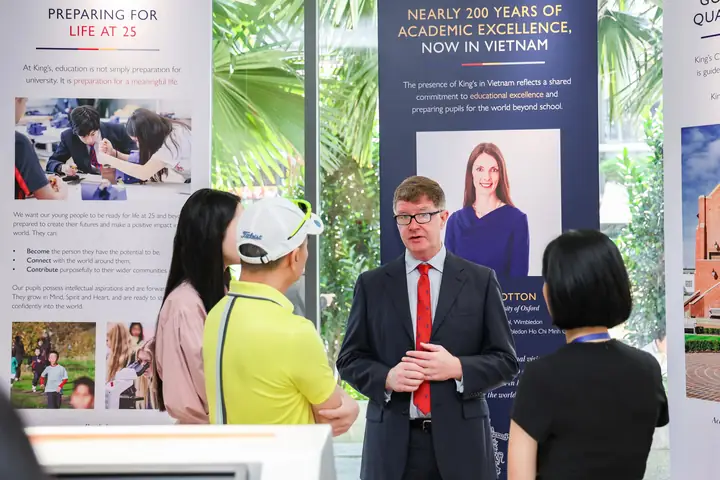 “at The Heart Of” Là Gì? Ý Nghĩa, Cách Dùng Và Ví Dụ Cụ Thể