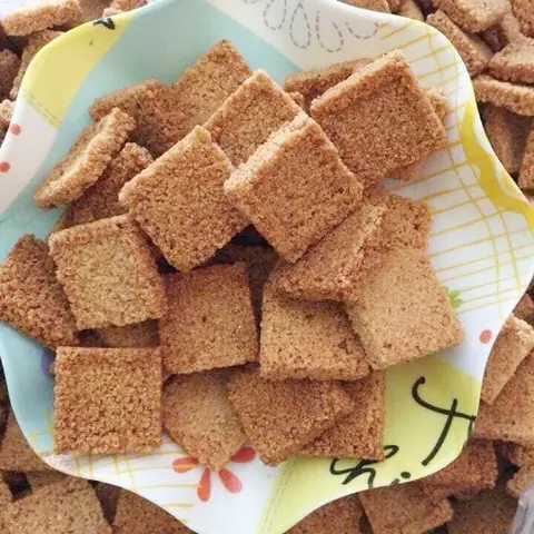 Bánh Chả Dừa Là Gì? Khám Phá Đặc Sản Thơm Ngon Từ Hải Phòng