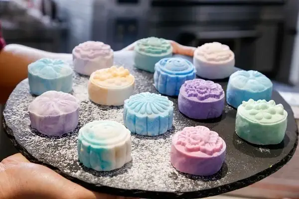 Bánh Trung Thu Tuyết Là Gì? Khám Phá Đặc Điểm & So Sánh Với Bánh Dẻo Truyền Thống