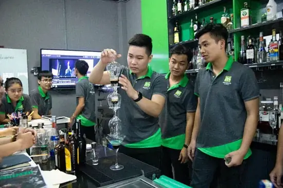 Barmaid Là Gì? Định Nghĩa, Công Việc Và Phân Biệt Với Bartender