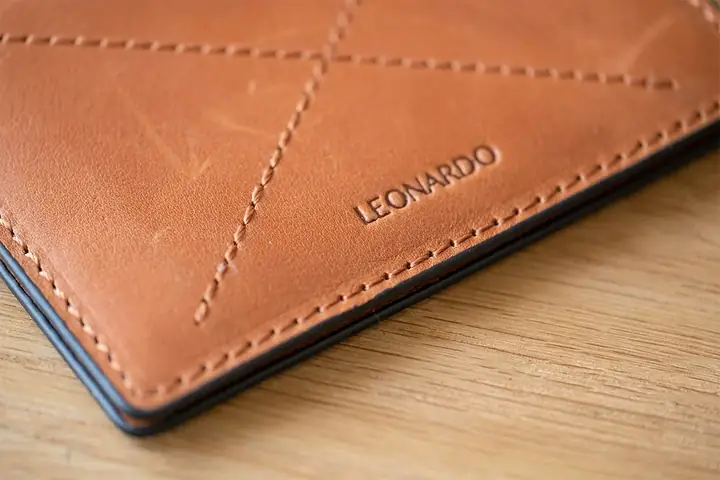 Bifold Wallet Là Gì? Định Nghĩa, Đặc Điểm Và Cách Chọn Ví Gập Đôi Phổ Biến