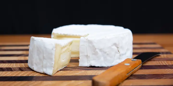 Phô Mai Brie Là Gì? Đặc Điểm, Lợi Ích Và Cách Thưởng Thức Ngon Nhất