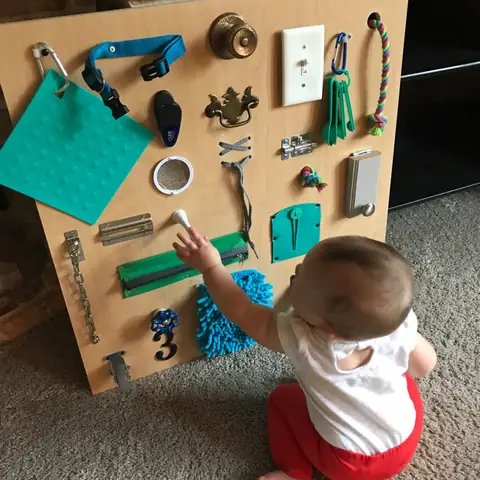 Busy Board Là Gì? Hướng Dẫn Làm Và Lợi Ích Cho Bé Phát Triển Toàn Diện