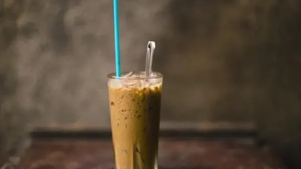 Cafe Nâu Lắc Là Gì? Định Nghĩa, Cách Pha Chế & Tại Sao Lại Viral?