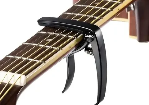 Capo Guitar Là Gì? Hướng Dẫn Sử Dụng Chi Tiết Cho Người Mới Bắt Đầu