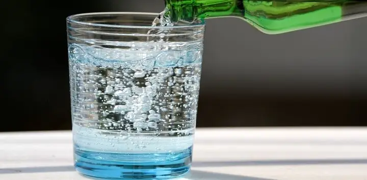 Carbonated Water Là Gì? Phân Biệt Các Loại Nước Có Ga Phổ Biến