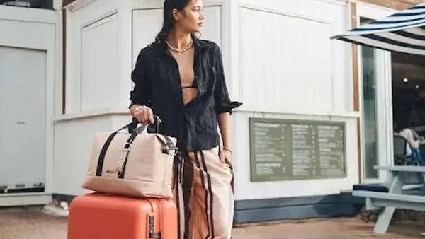 Carry On Là Gì? Ý Nghĩa, Cấu Trúc & Cách Dùng Chi Tiết Trong Tiếng Anh