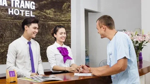 Check-in Check-out Khách Sạn Là Gì? Quy Trình, Giờ Giấc Và Lưu Ý Quan Trọng