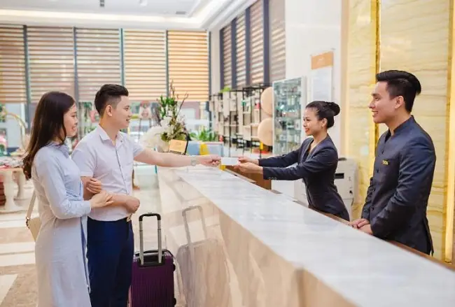 Check-in Check-out Khách Sạn Là Gì? Quy Trình, Giờ Giấc Và Lưu Ý Quan Trọng