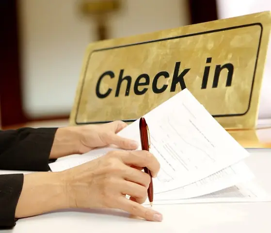 Check-in Check-out Khách Sạn Là Gì? Quy Trình, Giờ Giấc Và Lưu Ý Quan Trọng