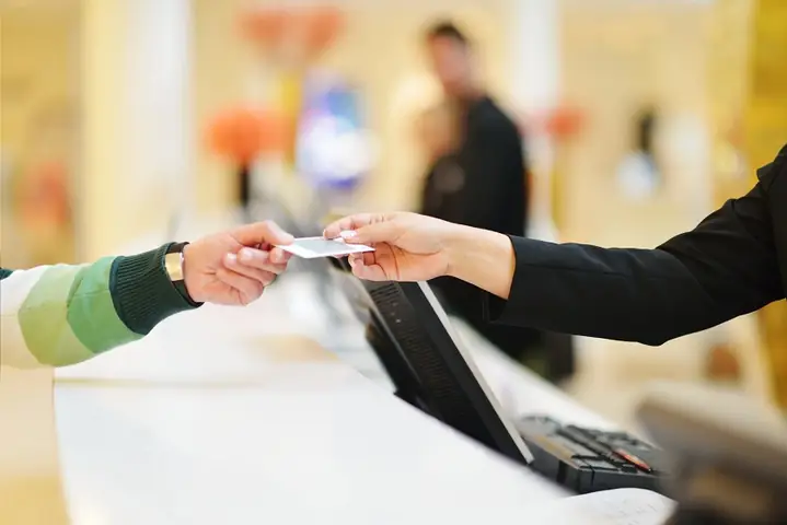 Check-in Check-out Khách Sạn Là Gì? Quy Trình, Giờ Giấc Và Lưu Ý Quan Trọng