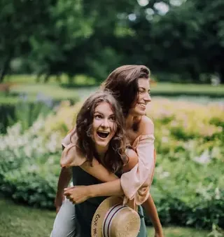 Chí Cốt Tâm Giao Là Gì? Định Nghĩa, Dấu Hiệu Và Ý Nghĩa Sâu Sắc Của Tình Bạn Vượt Thời Gian