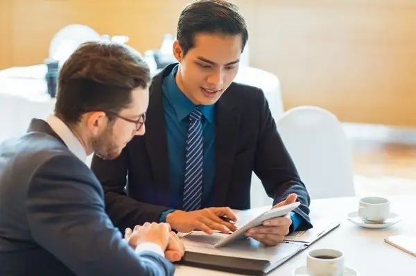 Chuyên Viên Tư Vấn Khách Hàng Là Gì? Vai Trò, Nhiệm Vụ & Kỹ Năng Cần Thiết